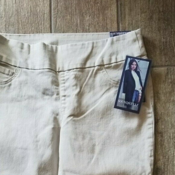 NWT pull on slimming white ALANA capri SHORT capri PANT - Picture 1 of 3